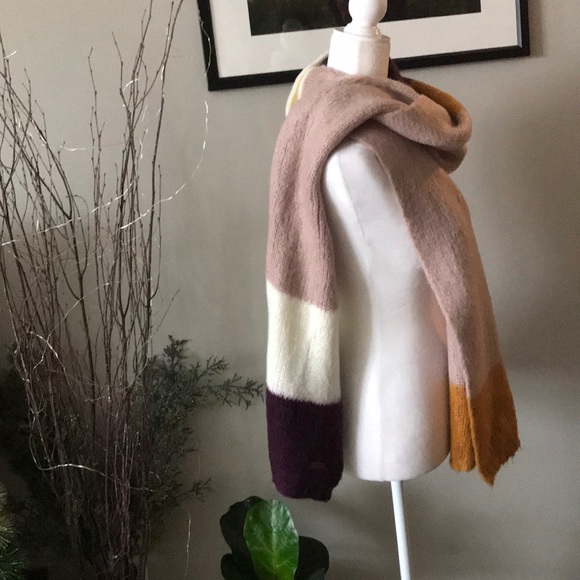 Fat face Scarf - Picture 2 of 8